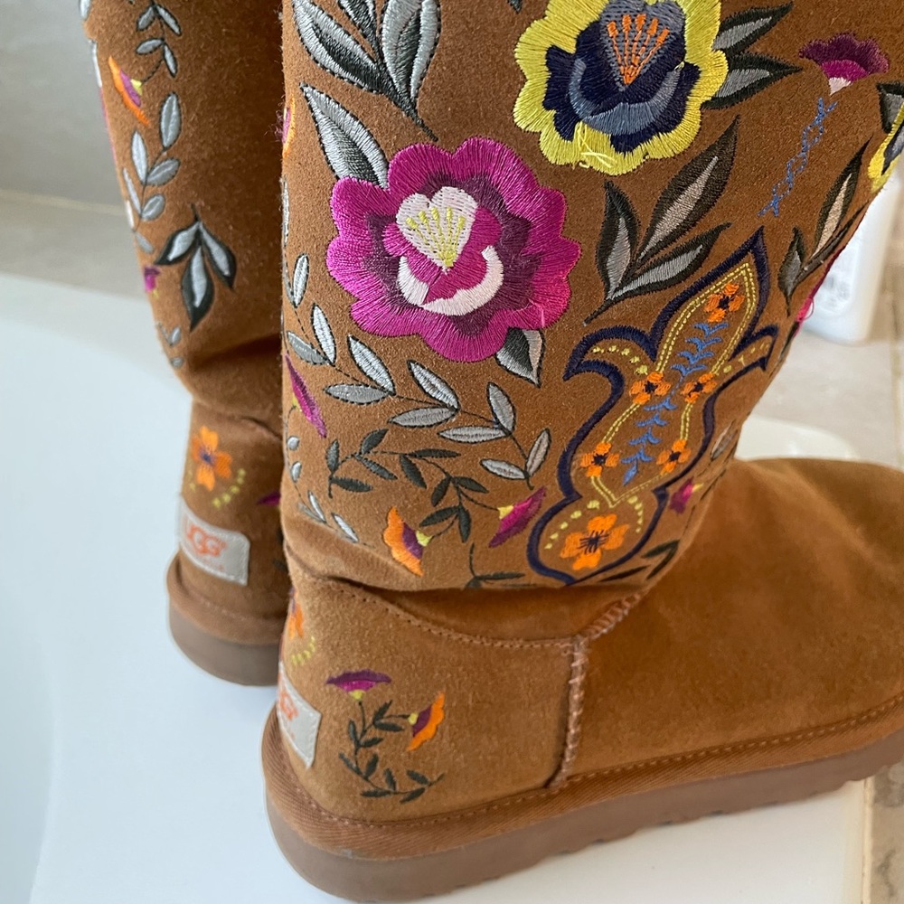 Excellent condition no box Ugg Juliette Embroidered Chestnut Suede Boots 8